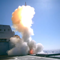 右舷VLSからSM-2を発射するズムウォルト（Image：U.S.Navy）