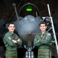 フランス航空宇宙軍「ヴァトゥー・ブラボー（Vautour Bravo）」パイロットのジュリアン大尉とジャン・フィリップ大尉（Image：フランス航空宇宙軍）