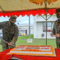 沖縄キャンプ・キンザーでのケーキ入刀（Image：USMC）