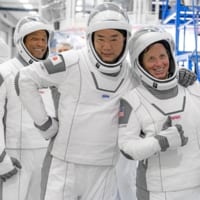 訓練中の野口聡一宇宙飛行士（中央）（Image：SpaceX）