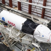 組み立て中のクルードラゴンとファルコン9ロケット（Image：SpaceX）