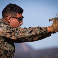 射撃競技会でM18を撃つ海兵隊員（Image：USMC）