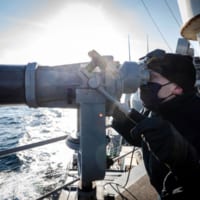 「航行の自由作戦」中に警戒監視活動をするマケイン乗組員（Image：U.S.Navy）