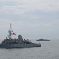 アメリカ海軍の掃海艦パトリオットと海上自衛隊の掃海艇えのしま（Image：U.S.Navy）