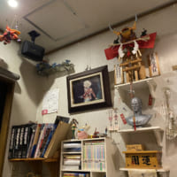 店内にはこれまたどこかで見たことのあるロボットやヒロインの肖像画に、総統の彫刻が。