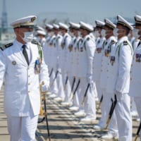 コズン中佐の艦長就任式典（Image：フランス海軍）