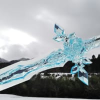 冬の敦賀の雪原風景を写した1枚ですが、何やら造形物の姿。