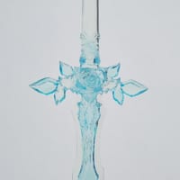 ダイヤモンドダストをイメージしたかのような鍔に、薔薇の飾りが特徴的な剣。