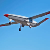 空中給油ポッド（ARS）を装着して初めての試験飛行をするMQ-25（Image：Boeing）