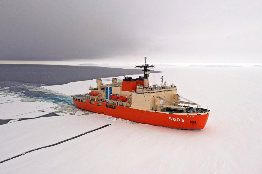 南極観測船しらせが持ち帰る「南極の氷」は何のため？意外と重要な物資だった