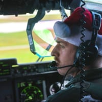 サンタ帽をかぶって飛ぶパイロット（Image：USAF）
