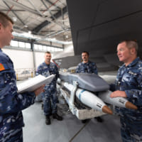 訓練施設で兵装訓練をするオーストラリア空軍兵（Image：Commonwealth of Australia 2020）