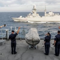 イタリア海軍のフリゲート、カルロ・ベルガミーニに手を振るイギリス海軍アルビオンの乗組員（Image：Crown Copyright）