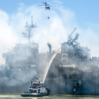 ボノム・リシャールの消火作業（Image：U.S.Navy）