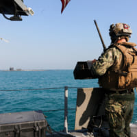 ジョージアの入港を見守るアメリカ海軍兵（Image：U.S.Navy）