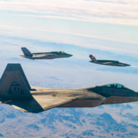 半自律飛行のXQ-58Aと編隊飛行するF-22とF-35A（Image：USAF）