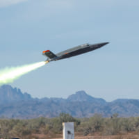 ロケットブースターで離陸するXQ-58A（Image：USAF）