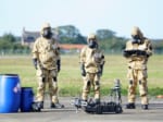 化学物質検知ロボット「マーリン」とイギリス空軍連隊の兵士（Image：Dstl）