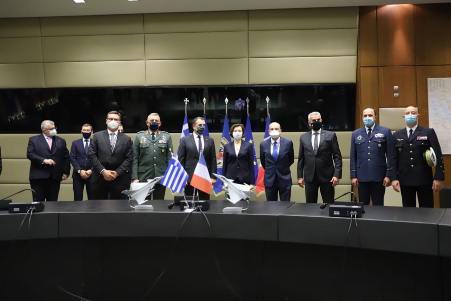 調印式に出席したフランスとギリシャの関係者（Image：ギリシャ空軍）