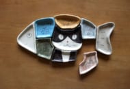 中央部分がハチワレ猫皿になっている「パズル猫小皿」。