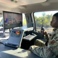 VACIS M6500のX線透視画像を見る警衛兵（Image：USAF）
