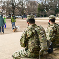 公園で市民を見守る州兵（Image：U.S.National Guard）