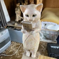 「猫」の正体は、実はスマートフォン置きの木彫りアート。