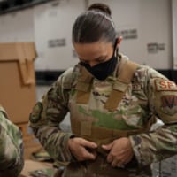 女性用ボディアーマーのフィッティング調整（Image：USAF）