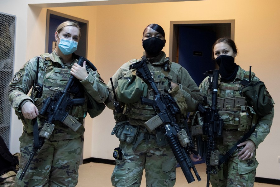 女性用ボディアーマーを着用した第39警備中隊の女性兵（Image：USAF）