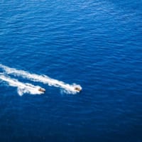 原潜オハイオを目指し航走する海兵隊の偵察用ゴムボート（Image：USMC）