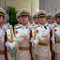 中国人民解放軍の儀じょう隊（Image：U.S.Navy）