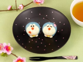 和菓子でできたマスコット“食べマス”シリーズに「ドラえもん」が新しい表情になって今年も登場。