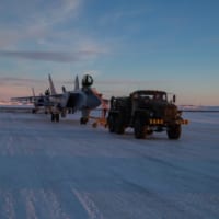 凍結したロガチョヴォ飛行場でトーイングされるMiG-31BM（Image：ロシア国防省）