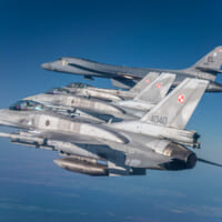 ポーランド空軍F-16と飛行するB-1’（Image：USAF）