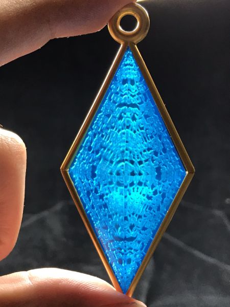 その造形物は光を照らすと、鮮やかな青い宝石。ん？これってま、まさか！