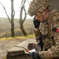 通信するイギリス陸軍兵士（Image：Crown Copyright）