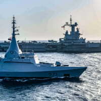 エジプト海軍コルベットのエル・ファテと並ぶ空母シャルル・ド・ゴール（Image：フランス海軍）
