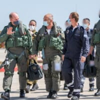 共同飛行に臨む両国の空軍参謀総長（左）とイスラエル航空宇宙軍のノルキン参謀総長（Image：イスラエル航空宇宙軍）