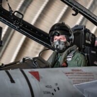 F-15Dの後席に乗り込んだイギリス空軍のウィグストン参謀総長（Image：イスラエル航空宇宙軍）