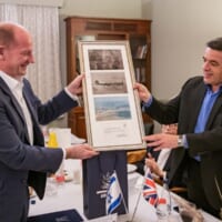 イギリス空軍のウィグストン参謀総長（左）から記念品を贈られるイスラエル航空宇宙軍のノルキン参謀総長（Image：イスラエル航空宇宙軍）
