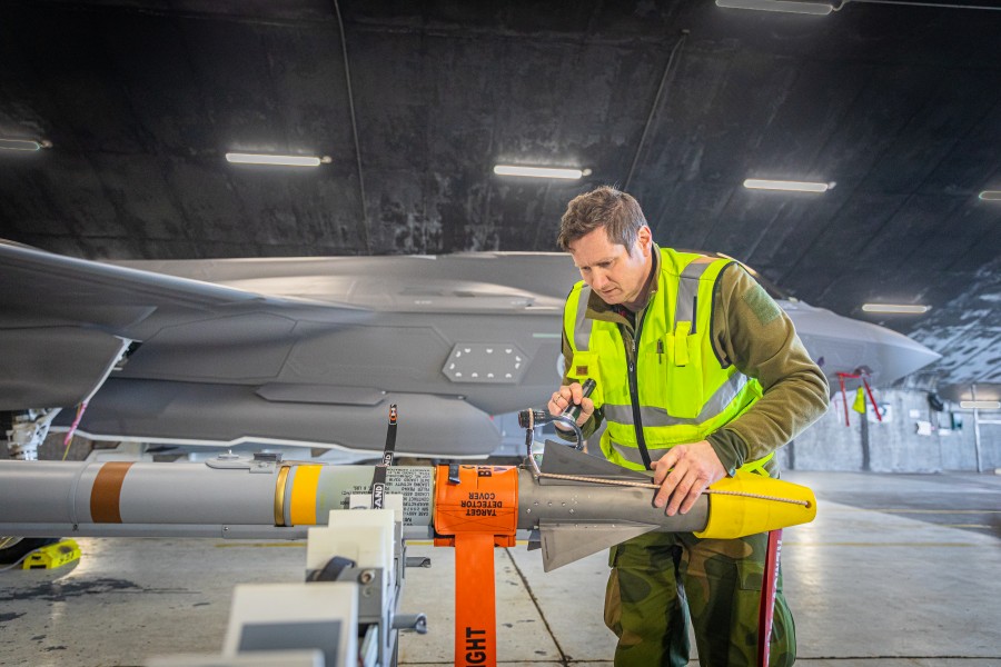 ミサイルの整備（Image：ノルウェー空軍）