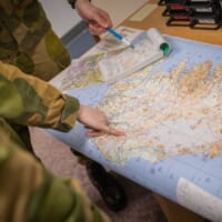 地図を見ながらのブリーフィング（Image：ノルウェー空軍）