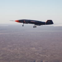 ウーメラ砂漠上空を飛ぶ「ロイヤル・ウィングマン」試作1号機（Image：Commonwealth of Australia）