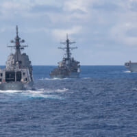 左から護衛艦しらぬい、駆逐艦ジョン・S・マケイン、護衛艦いせ（Image：U.S.Navy）
