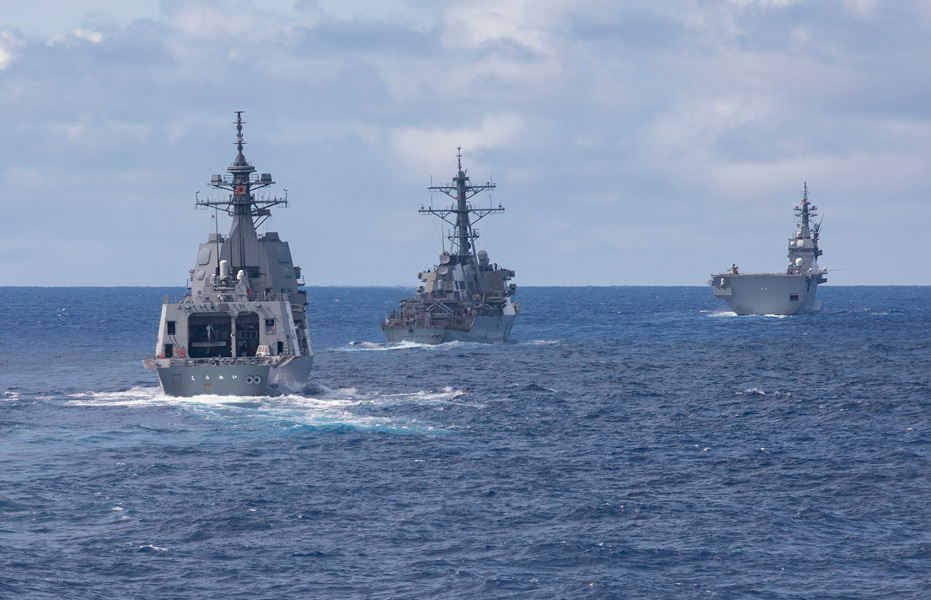 左から護衛艦しらぬい、駆逐艦ジョン・S・マケイン、護衛艦いせ（Image：U.S.Navy）