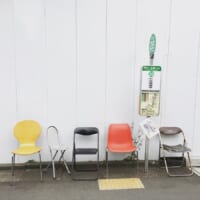 3月27日に出展予定の「野良イスマニア」は、バス停などに誰かが置いていった家用のいすを“野良イス”と名付けて写真を撮り続けているマニア。