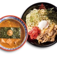 「三田製麺所」の定番のつけ麺に、ダシの効いた和風テイストの牛肉をたっぷり盛り付けた一品です。