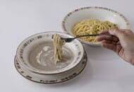 「アーリオ・オーリオ」の麺を「マッシュルームスープ」につけて食べる「イタリア風つけ麺」