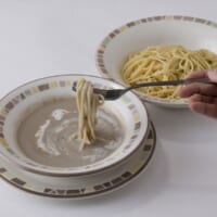 「アーリオ・オーリオ」の麺を「マッシュルームスープ」につけて食べる「イタリア風つけ麺」