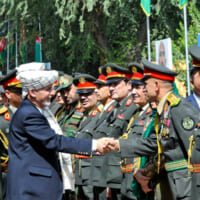 独立記念日にアフガニスタン軍兵士と握手するガニ大統領（Image：アメリカ国防総省）
